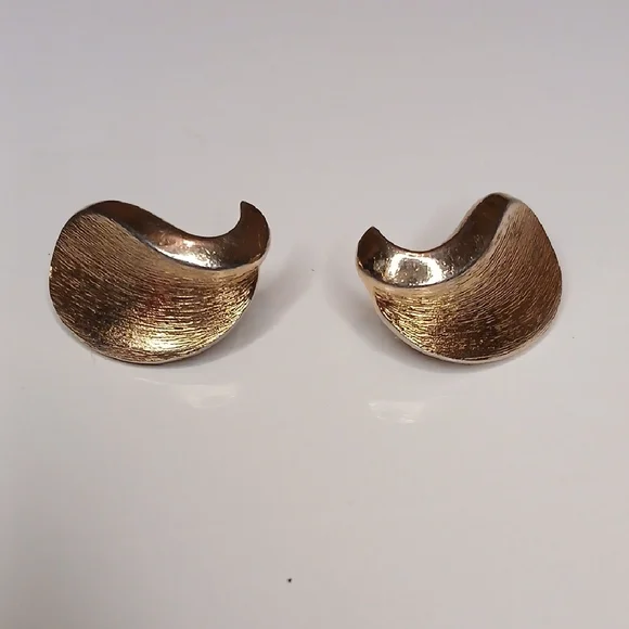 Vintage Signed Trifari Gold Wave Clip-On Earrings - Picture 6 of 7